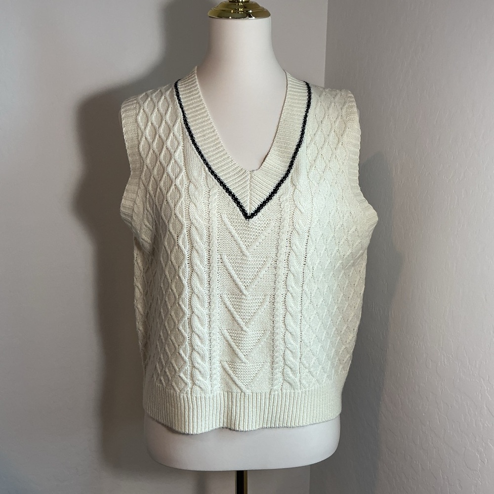 Women's Cream V-Neck Cable Knit Sweater Vest Size Medium